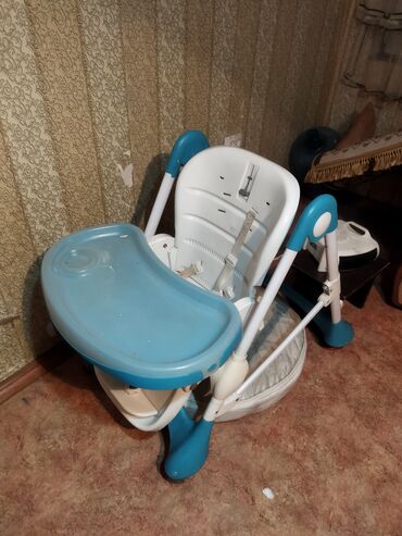 высокие стулья: Детский стульчик для кормления в бело-голубой расцветке. Оснащен