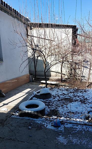 Продажа коттеджей и домов: Продается Полдома с двором, навесом, хозпостройками. Размер земельного — 3