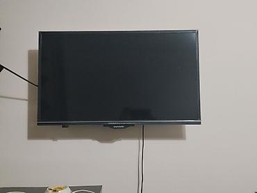 Телевизор Skyworth, диагональ примерно 32–40". Плоская LED‑панель