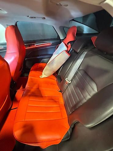 balta disk: Ford sedan – qara eksteryer, aqressiv ön panel və iri bal pətəyi — 5