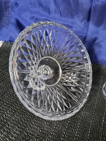 Činije: Bombonijera,pehar, kristal rucna obrada 70,80te. Pehar je — 10