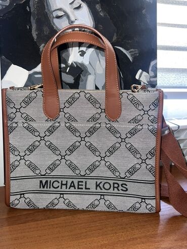 чехлы на стул: Стильная сумка-тоут от Michael Kors с фирменным монограммным узором и