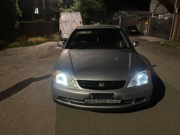 Honda: Honda Avasier серебристого цвета. Автомобиль имеет просторный салон и