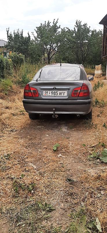 passat variant: Седан среднего класса, темно‑серый, 4 двери. Компактные габариты — 4