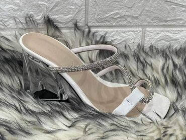 Papuče: 2200din
.
36-40 — 9