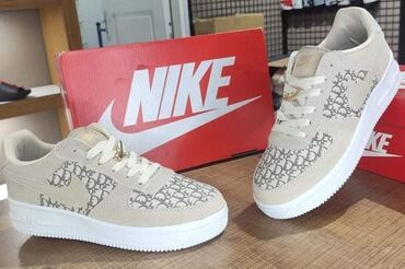 Women's Sneakers and athletic shoes: Nike Air Force
Brojevi od 36 do 44 — 13