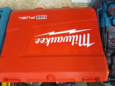 коплект: Набор инструментов Milwaukee M18 FUEL в красном кейсе, предназначенный