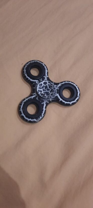 сколько стоит pop it в азербайджане: Qara və ağ rəngli, üçqanadlı fidget spiner. Mərkəzi hissəsi və