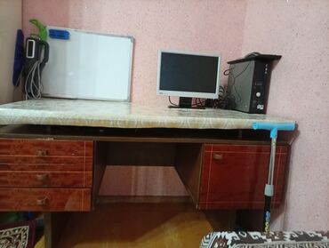 Kompüter ehtiyyat hissələri: Yazı masası.Şkafları da var.Komoyuter masası kimi də istifadə olunur