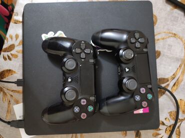 Çaydanlar: Sony PlayStation 4 Slim konsolu və iki ədəd DualShock 4 nəzarətçisi
