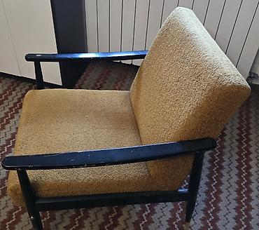 vranje namestaj: Dva retro mid century modern fotelje– drveni ram sa crnim lakiranim — 2