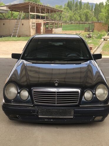 Mercedes-Benz: Продается Mercedes-Benz E320 в кузове W210. Это классический седан