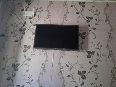 en ucuz iphone x: Divarda quraşdırılmış, qara rəngli, müasir dizaynlı televizor. Ev və