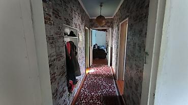 Продажа коттеджей и домов: Продается дом в кемине .из 4 комнат и прихожка.в подвале есть ещё 3 — 6