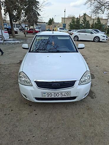 volkswagen polo 1: LADA Priora hatchback, ağ rəng. 5 qapılı kuzov, qara rəngli tonlanmış — 1
