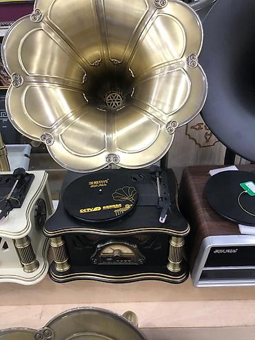 gramofon: Retro qrammofon üslublu vinil pleyer. radiosu var blutuz — 4