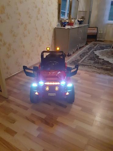 kiçik maşınlar: Uşaq üçün elektrikli off-road maşın - Rəng: qırmızı/qara, Jeep — 4