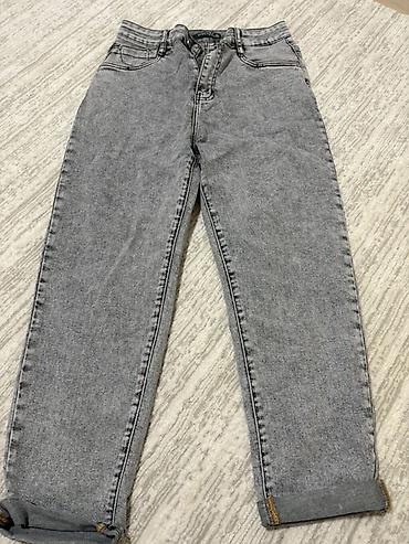 Джинсы серого денима с эффектом acid wash. Прямой крой с лёгким