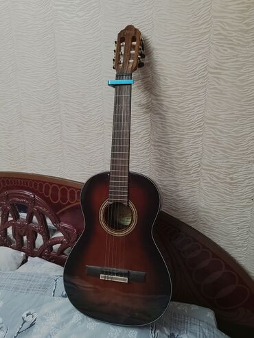 klassik gitar: Гитара Valencia в хорошем состоянии, есть чехол и каподастр, тем кто
