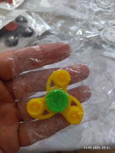 Oyuncaqlar: Spinerlər.Hamısı təzədir.Hər rəngləri var. Qutudakı spinerlər-7 azn — 9