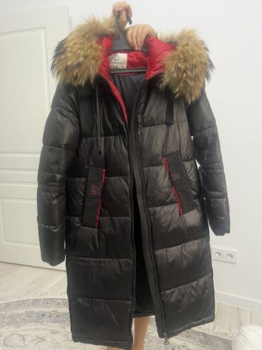 длинное трикотажное платье с капюшоном: Длинный женский пуховик с капюшоном и натуральным мехом - Цвет