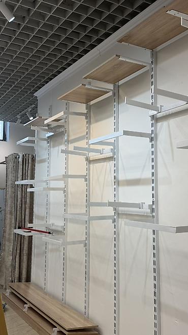 Настенная торговая система на перфорированных стойках - Комплект