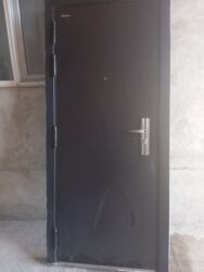 кухонный шкаф напольный: Стальная входная дверь с глазком и металлической фурнитурой - at lalafo.kg кухонный шкаф напольный: Стальная входная дверь с глазком и металлической фурнитурой -