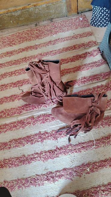 ugg bor: Ženske čizme na štiklu sa resama - Model: kratke čizme do članka - — 3