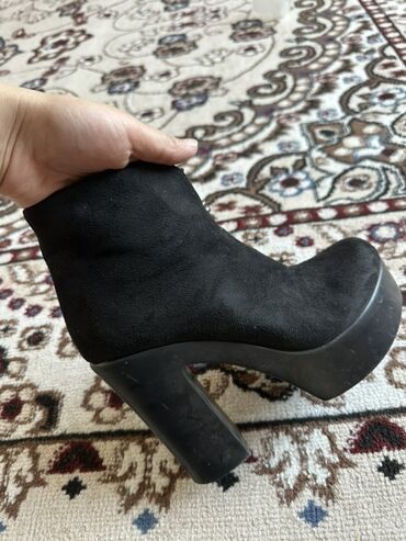 черные замшевые ботильоны: Женские ботильоны на высокой платформе и устойчивом широком каблуке