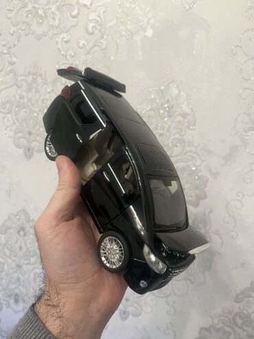 miq informatika kitabi pdf: Metall korpuslu, detallı minivan model maşın - Ölçü: təxmini 1:24