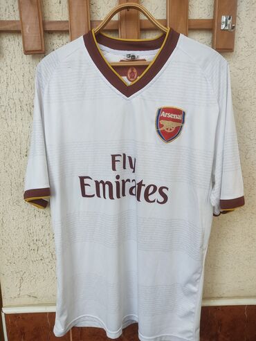 2008/09 Arsenalin retro 3 çü formasi(limited). Ön hissədə "Fly