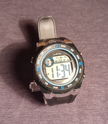 Watches: Nov digitalni ručni sat sa kutijom. Pokazuje vreme, datum, dan u