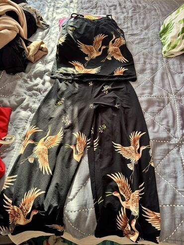 kiqurum qadın pijamaları: İki hissəli qadın pijama dəsti - Rəng: qara fon - Naxış: uçan turnalar