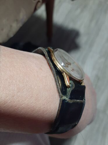 Ručni satovi: Stari sat ispravan tacno radi neznam koja je marka u pitanju nepise u — 1