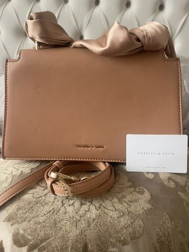 Çantalar: Çiyin çantası, Charles & Keith, Yeni