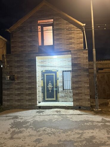 Həyət evləri və villaların satışı: İki mərtəbəli həyət evi Planlama: - 1-ci mərtəbə: geniş zal/studiya — 1