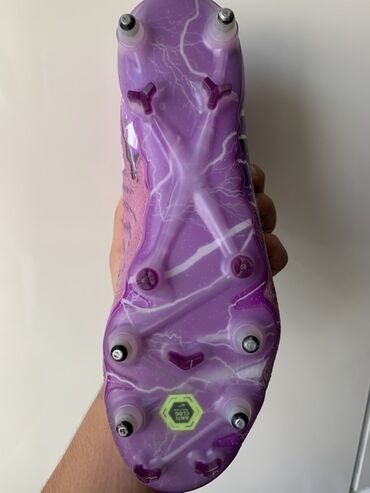 зальник для футбола: Футбольные бутсы Nike с высоким манжетом (носок-«гетрой»), цветовая