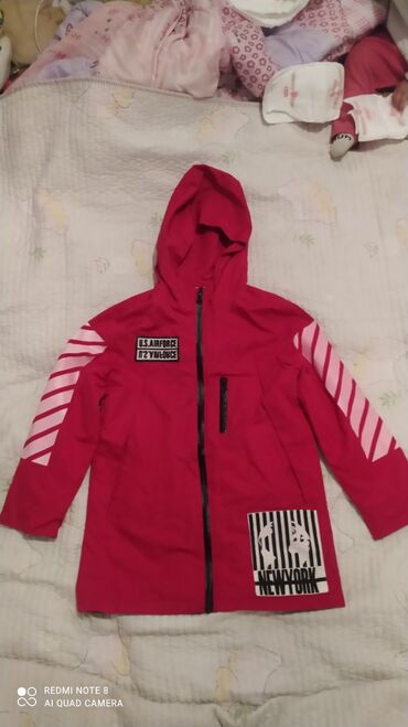 пиджак красный: Ветровка-легкая и тонкая, на мальчика лет 8-9 смотря какой мальчик )