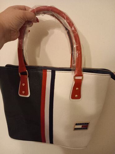 zenska kozna torba trendy: Na prodaju torba Tommy Hilfiger, nova Vrlo lepog oblika i bojacena