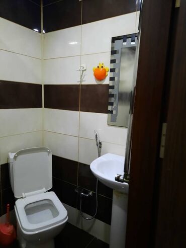 Uzunmüddətli kirayə mənzillər: Kirayə verilir. Ev kristal 1-in girişində yerləşir .Bütün əşyaları — 15