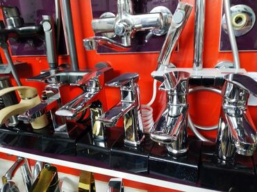 rakvinalar: Müxtəlif üslub və funksionallığa malik xrom örtüklü qarışdırıcılar