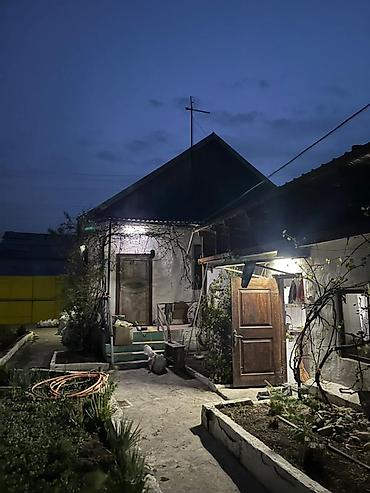 Продажа коттеджей и домов: Дом находится город Балыкчы. Заезжай и живи. Есть септик. Рядом с — 16