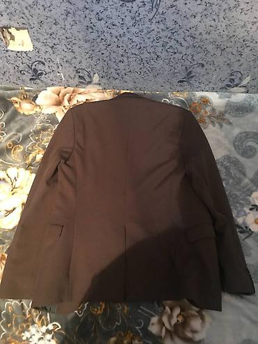 Kişi geyimləri: Tünd yaşıl rəngdə tək pencək. Az istifadə edilib. Yeni kimidir. M — 2