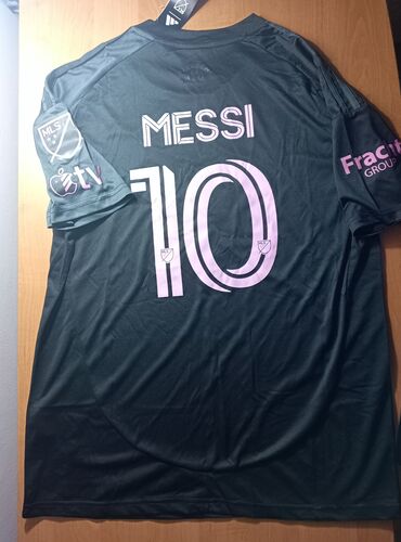 Спортивная форма: Именитый футболист в период клубного футбола! Комплект: футболка с — 9