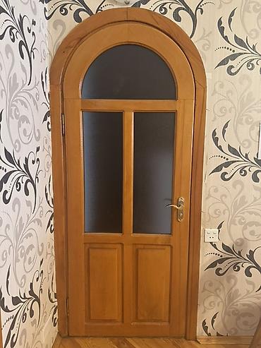 Taxta qapılar və pəncərəli şüşə qapı: Qapılar fıstıqdır, tam