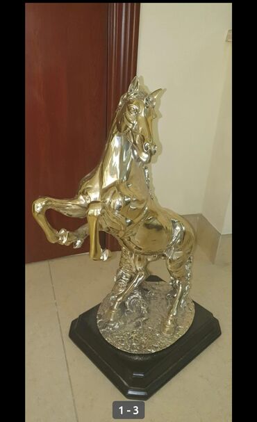 музыкальная установка: Статуэтка Конь, вес 11.2 кг, высота 70см