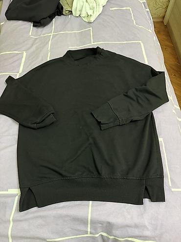 kişi plaşları: Qara rəngli unisex svitşot - Sadə və minimal dizayn - Yarım boğaza — 1