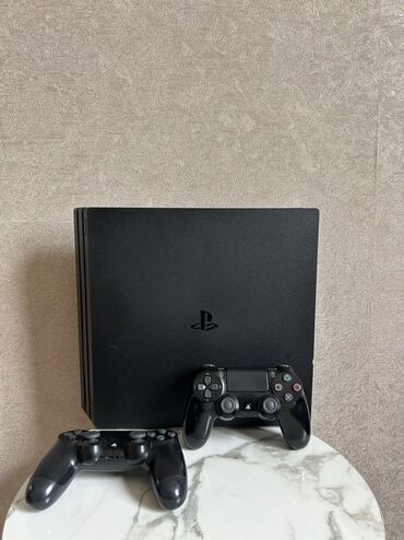 PS4 (Sony PlayStation 4): PlayStation 4 Slim в черном корпусе. В комплекте два беспроводных