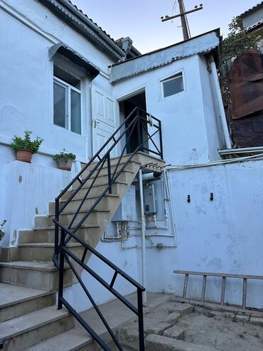 Otaqlar: Sebail rayonu 20ci sahede yerleşir . Stationun üzerində . 2