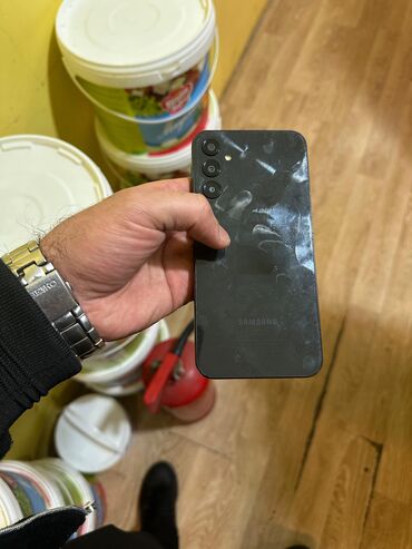 Digər mobil telefonlar: Smartfon – damcı formalı ön kamera çıxıntısı olan böyük ekranlı model — 6